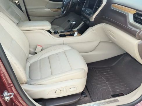 Used 2017 GMC Acadia Denali w/ Technology Package AWD/4WD image 13