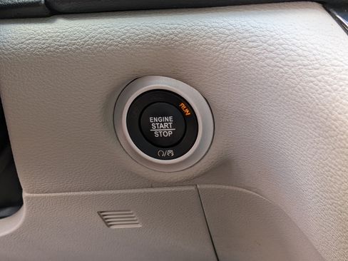 Used 2024 Chrysler Pacifica Limited FWD image 30