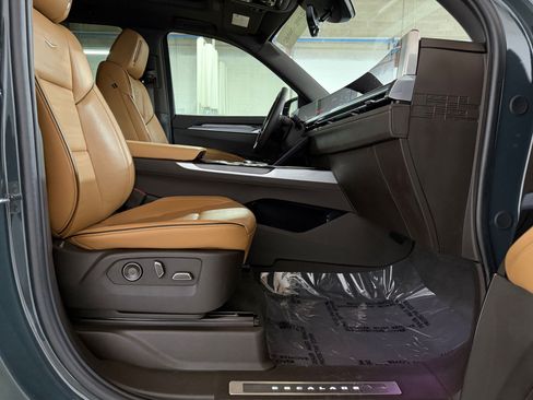 Used 2025 Cadillac Escalade Premium Luxury w/ LPO, Floor Liner Package AWD/4WD image 43