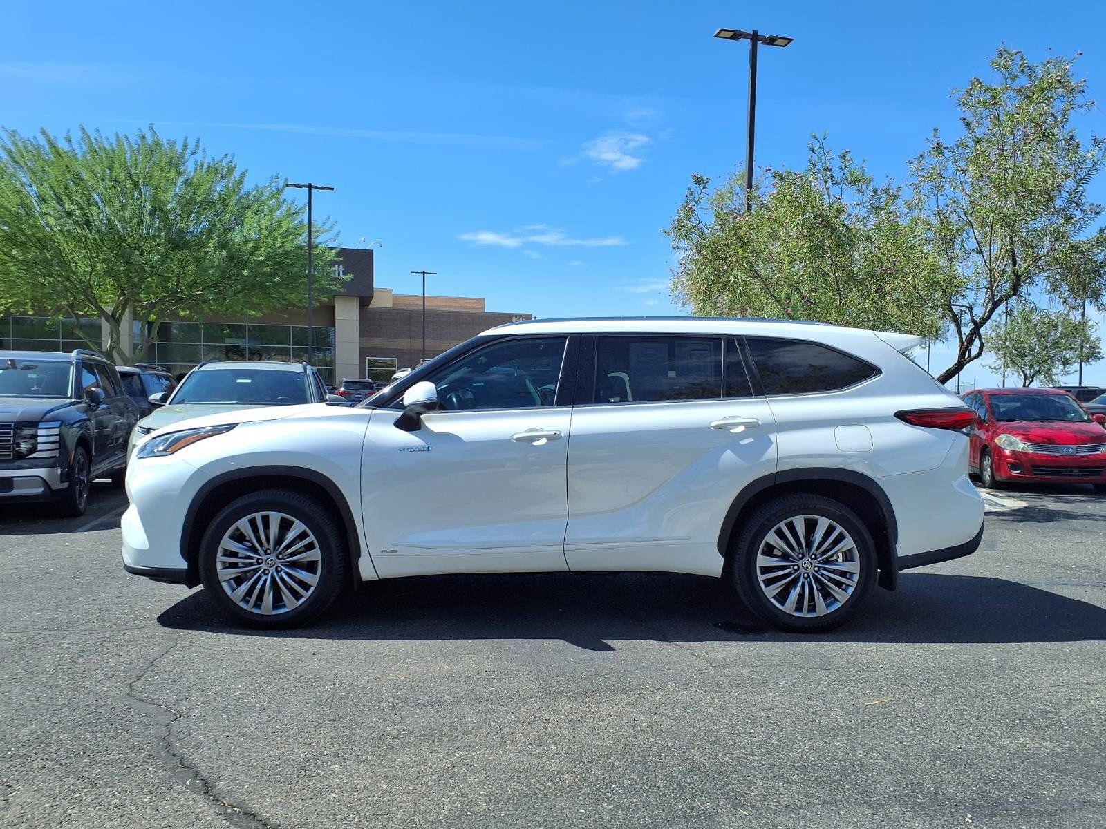 Used 2021 Toyota Highlander Platinum AWD/4WD image 3