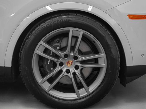 Certified 2025 Porsche Cayenne AWD/4WD image 17