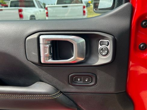 Used 2025 Jeep Wrangler Unlimited Sahara AWD/4WD image 26