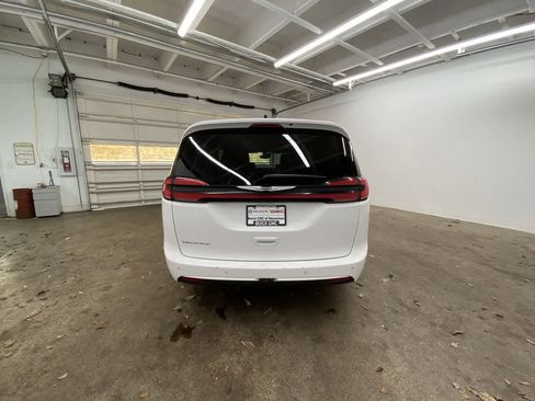 Used 2023 Chrysler Pacifica Touring-L FWD image 5