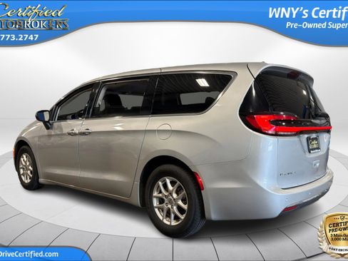 Used 2023 Chrysler Pacifica Touring-L FWD image 8