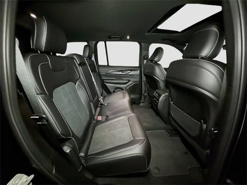 New 2025 Jeep Grand Cherokee Altitude image 31