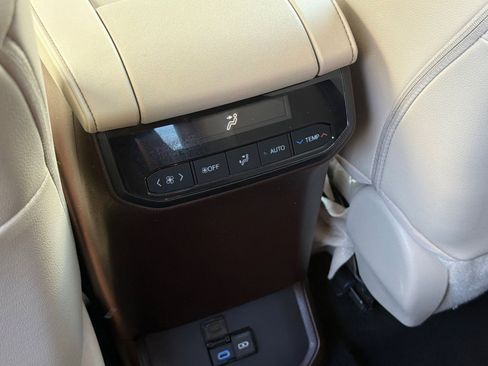 Used 2022 Toyota Highlander XLE image 16