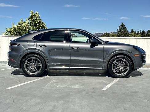 Certified 2025 Porsche Cayenne Coupe AWD/4WD image 9