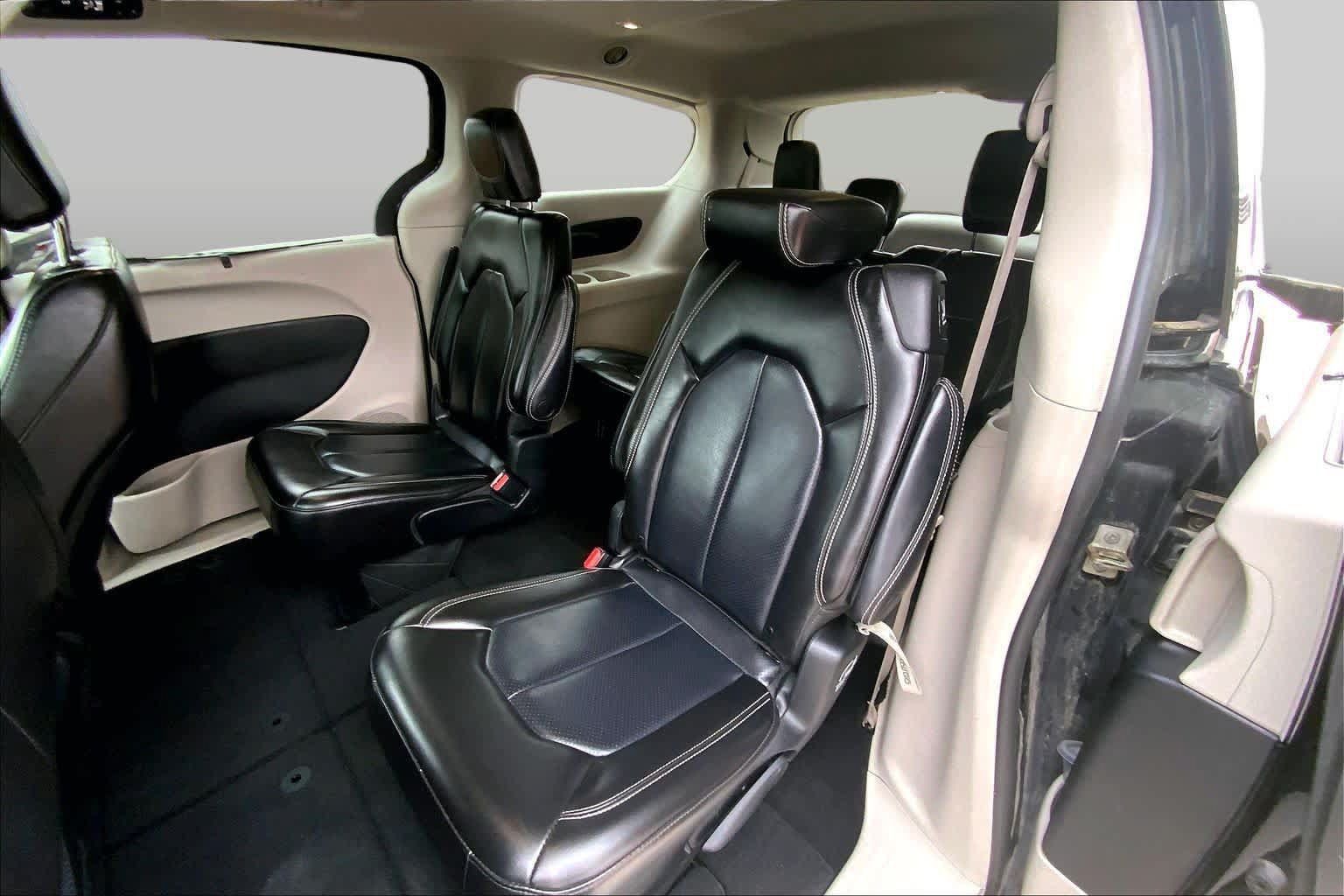 Used 2023 Chrysler Pacifica Touring-L FWD image 21