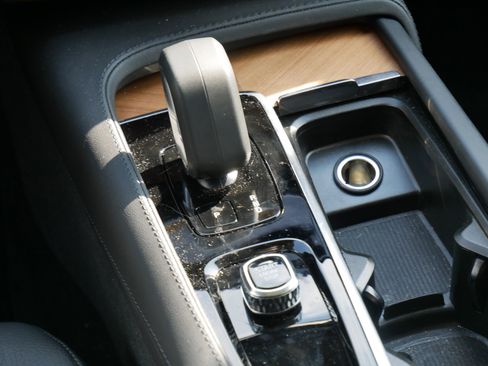 New 2025 Volvo XC90 B6 Plus w/ Protection Package Premier image 9