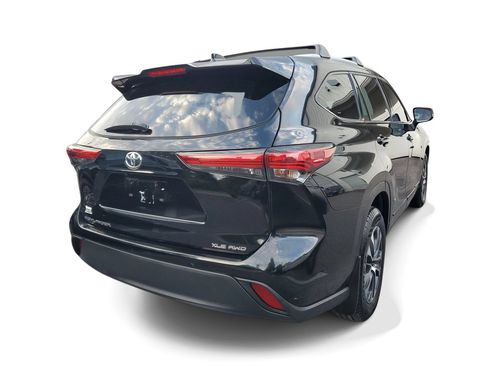 Used 2022 Toyota Highlander XLE AWD/4WD image 4