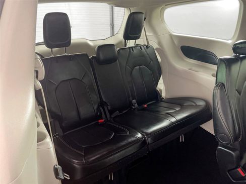 Used 2024 Chrysler Pacifica Touring-L image 26