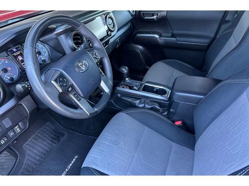Used 2020 Toyota Tacoma 2WD Double Cab image 10