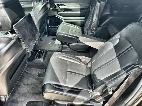 Used 2022 Jeep Wagoneer Series III w/ Premium Group I AWD/4WD image 16