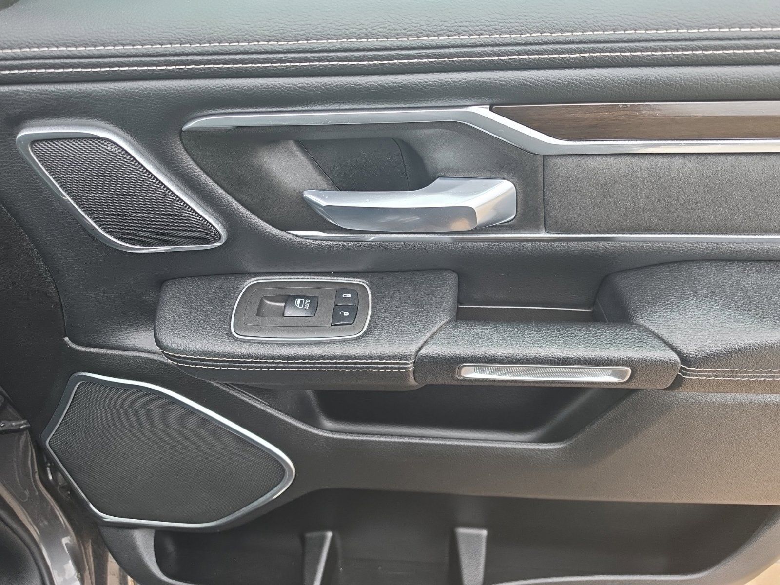 Used 2022 RAM 1500 Laramie AWD/4WD image 18