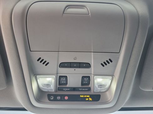 Used 2021 GMC Acadia SLT w/ Elevation Edition image 17