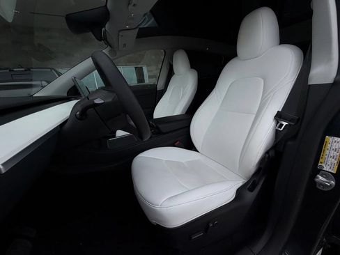 Used 2024 Tesla Model Y Long Range AWD/4WD image 5