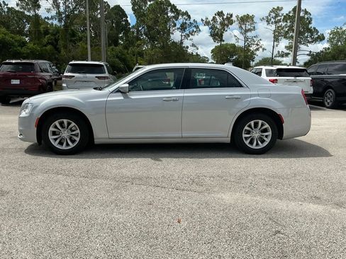 Used 2023 Chrysler 300 Touring RWD image 5