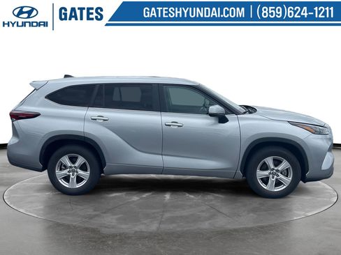 Used 2025 Toyota Highlander LE FWD image 3