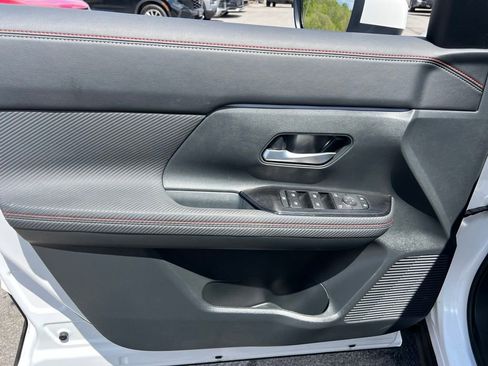 Used 2025 Nissan Kicks SR AWD/4WD image 19