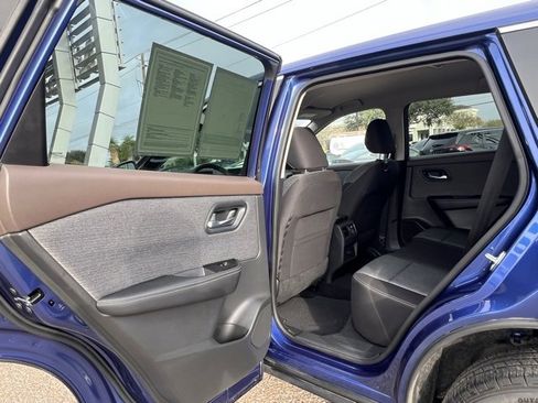 Used 2022 Nissan Rogue SV image 28