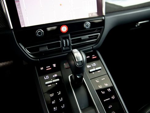 Certified 2025 Porsche Macan GTS AWD/4WD image 19