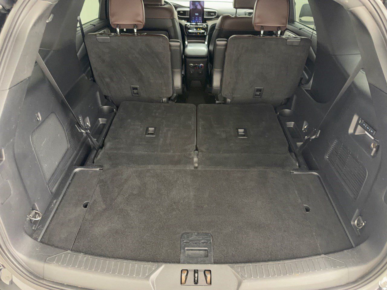 Used 2022 Ford Explorer Platinum w/ Equipment Group 601A AWD/4WD image 28