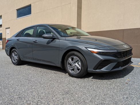 New 2026 Hyundai Elantra SE image 2