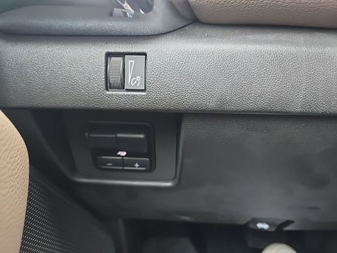 Used 2023 GMC Canyon Denali image 18