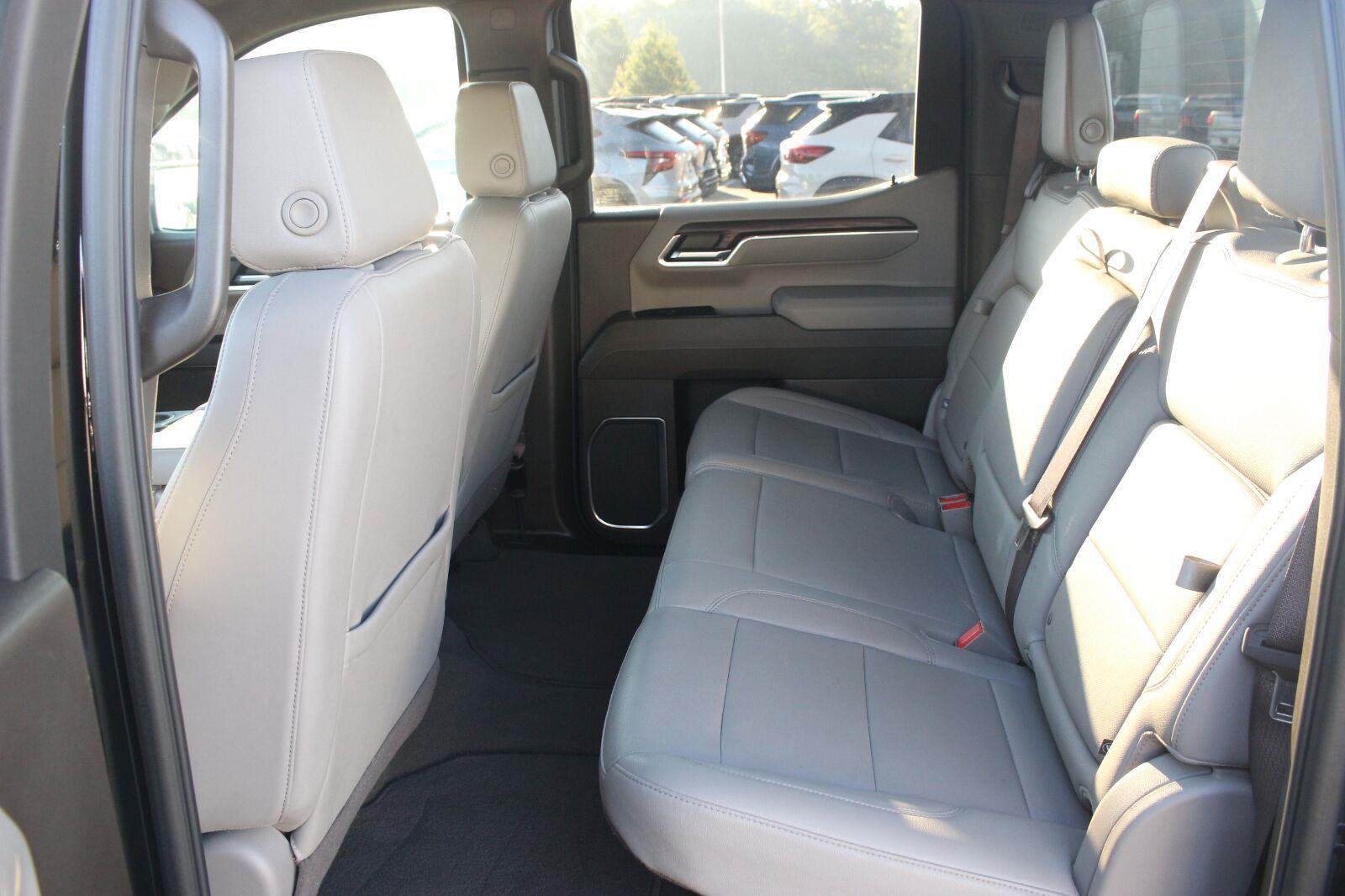 Used 2025 GMC Sierra 1500 SLT AWD/4WD image 31