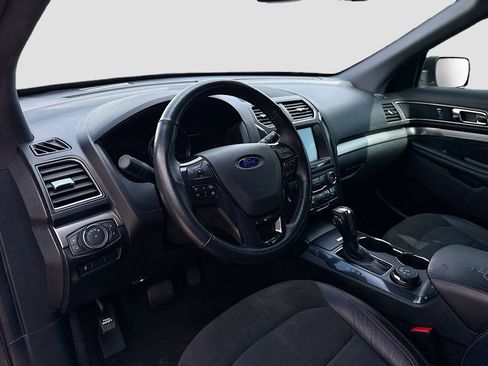 Used 2018 Ford Explorer XLT w/ Equipment Group 202A AWD/4WD image 9