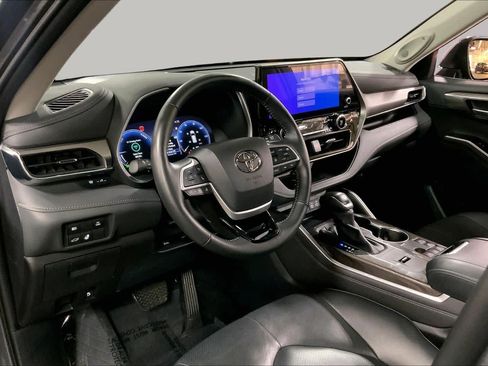 Used 2025 Toyota Highlander Limited AWD/4WD image 18