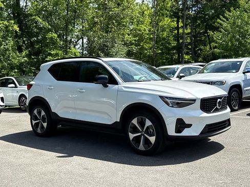 Used 2025 Volvo XC40 B5 Plus AWD/4WD image 3