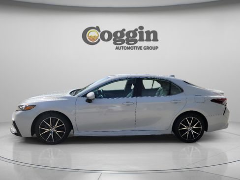 Used 2024 Toyota Camry SE FWD image 2