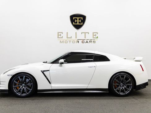 Used 2016 Nissan GT-R Premium AWD/4WD image 2