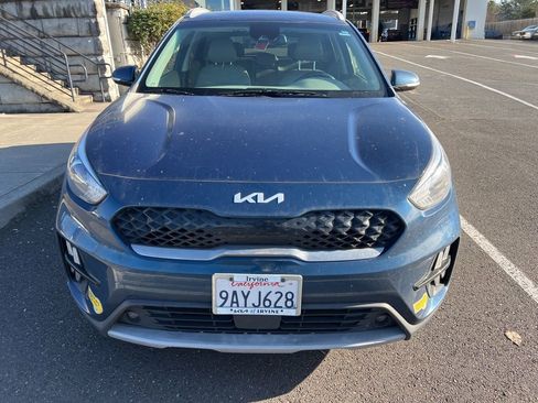 Used 2022 Kia Niro EX image 2