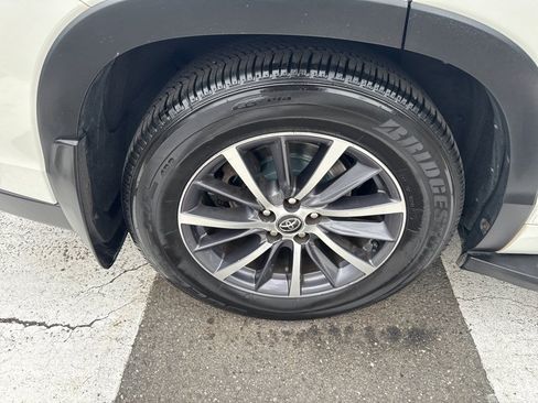 Used 2018 Toyota Highlander XLE AWD/4WD image 11