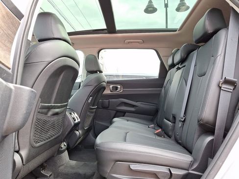 Certified 2022 Kia Sorento S w/ Panoramic Sunroof Package image 8