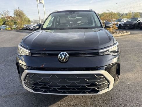 New 2026 Volkswagen Taos SE FWD image 2