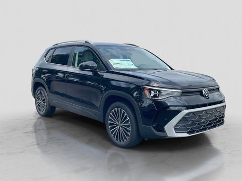 New 2026 Volkswagen Taos SE FWD image 1