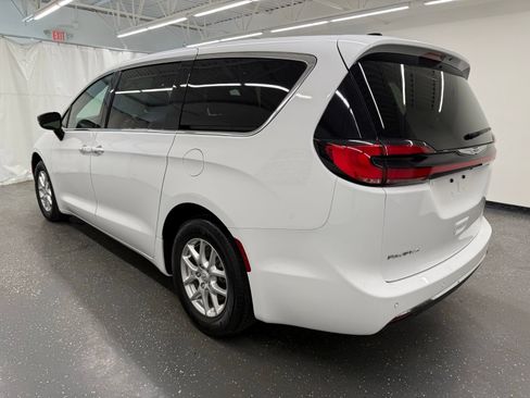 Used 2025 Chrysler Pacifica Select FWD image 3
