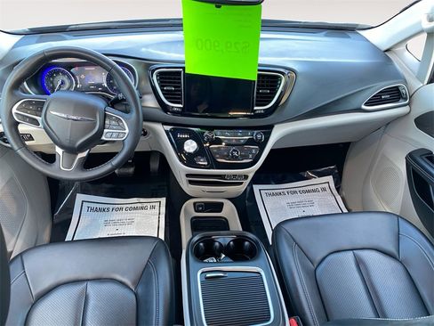 Used 2024 Chrysler Pacifica Touring-L image 10