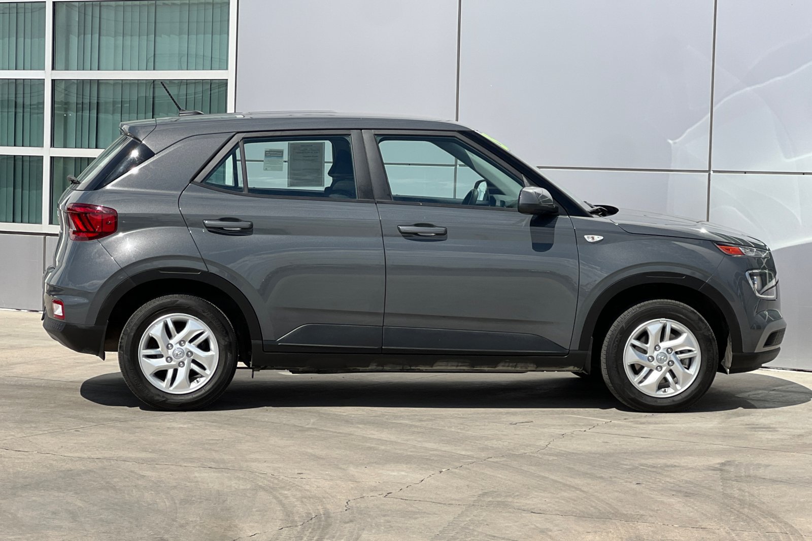 Used 2025 Hyundai Venue SE FWD image 3