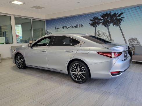 Certified 2025 Lexus ES 300h w/ Premium Package FWD image 4