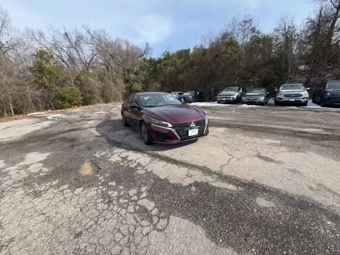 Used 2025 Nissan Altima 2.5 SV image 16