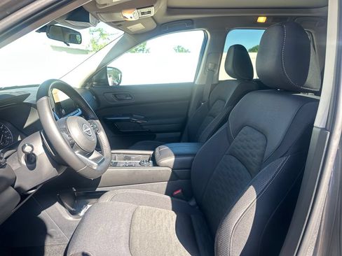 Used 2025 Nissan Pathfinder SV w/ SV Premium Package AWD/4WD image 11