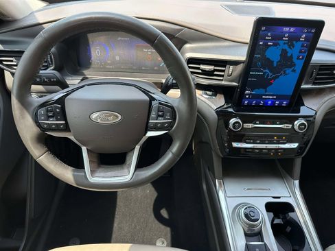 Used 2023 Ford Explorer Platinum w/ Technology Package AWD/4WD image 8