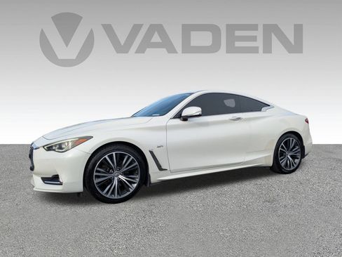 Used 2019 INFINITI Q60 3.0t Luxe w/ Essential Package image 2