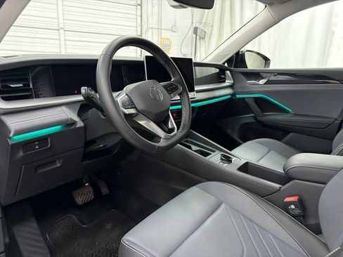 Used 2025 Volkswagen Tiguan SE FWD image 14