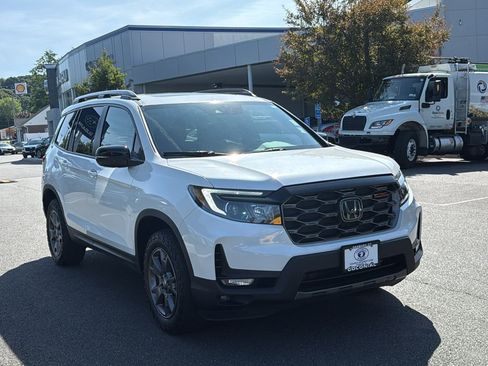 Used 2024 Honda Passport TrailSport image 3