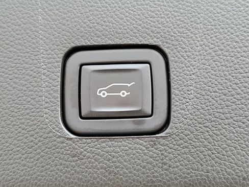Used 2023 Chevrolet Traverse LT w/ LT Premium Package AWD/4WD image 34